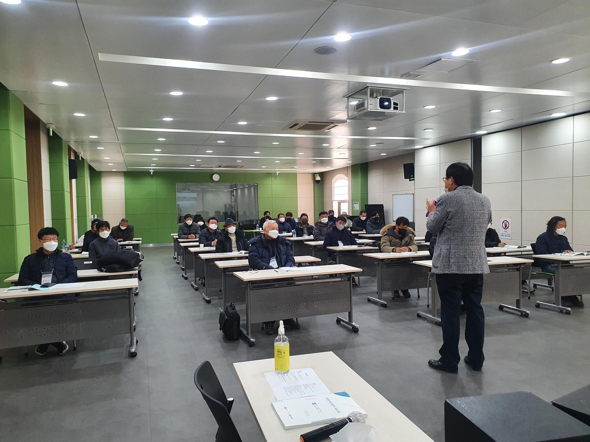 2021년 임산물재배 전문가과정 교육: 강의실에서 수강생들이 거리를 두고 앉아 강의를 듣는 모습
