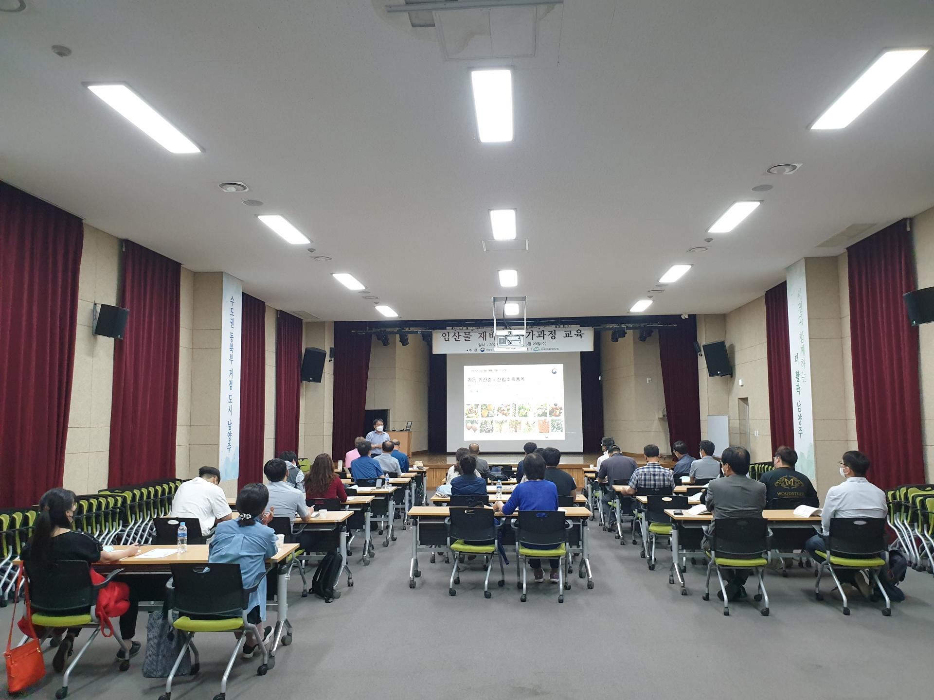 강당 뒤편에서 바라본 강의 전경