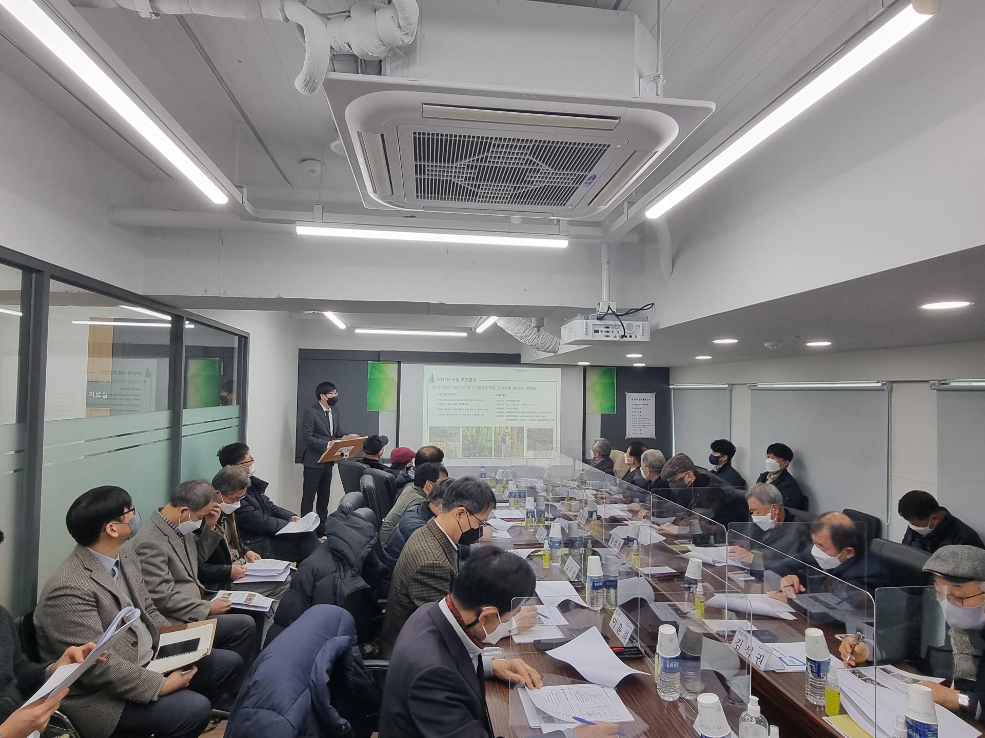 제26차 정기총회: 회의실을 가득 채운 회원들이 안건 발표를 듣는 모습